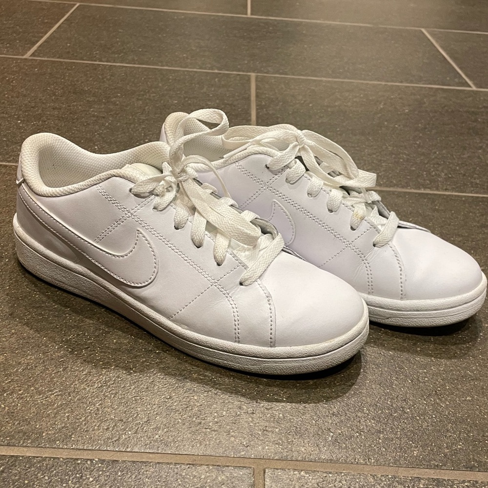Women’s Nikes size 7